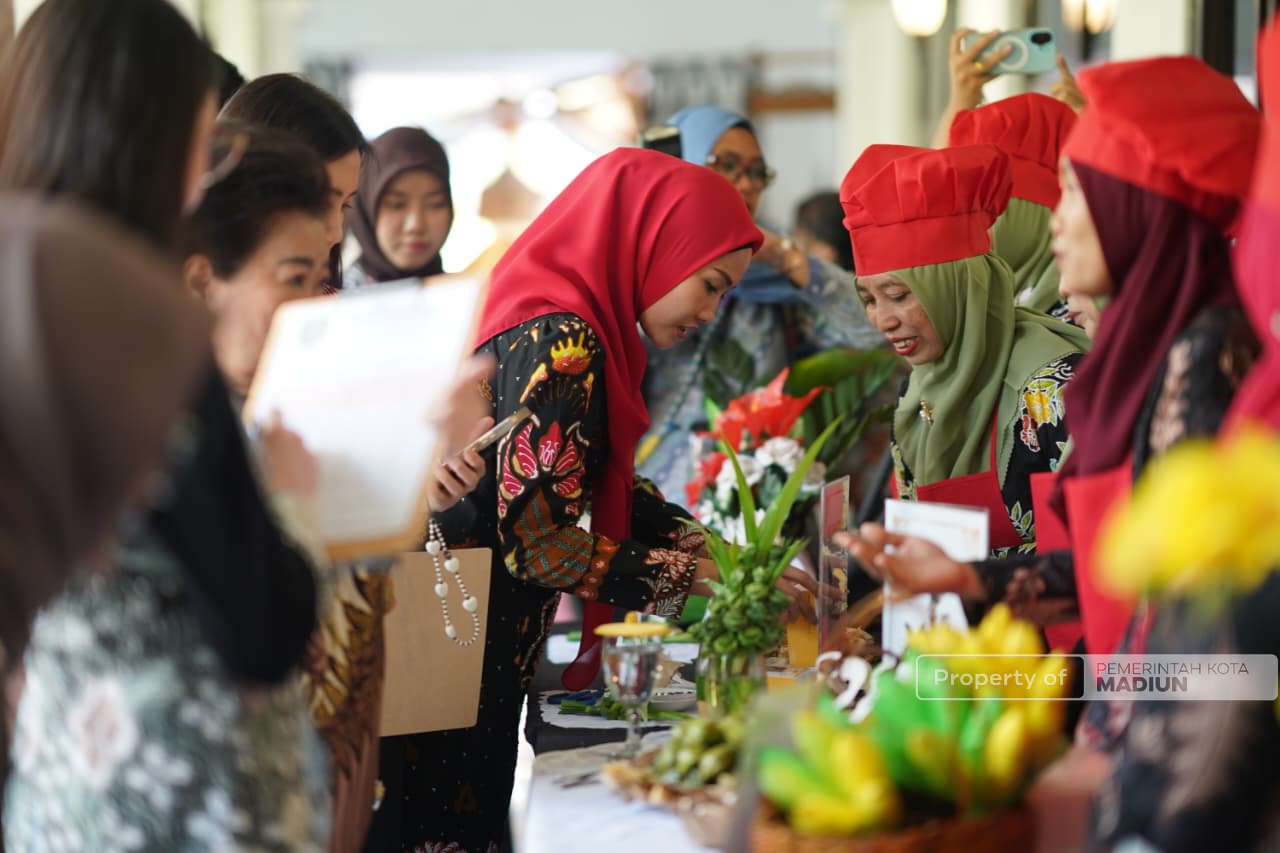 Ketua TP PKK Provinsi Jatim Arumi Terpukau Hasil Cipta Kreasi Jajan Khas Peringatan Hari Jadi, Plt Wali Kota Bakal Patenkan Produk Pemenang dan Beri Pelatihan Khusus