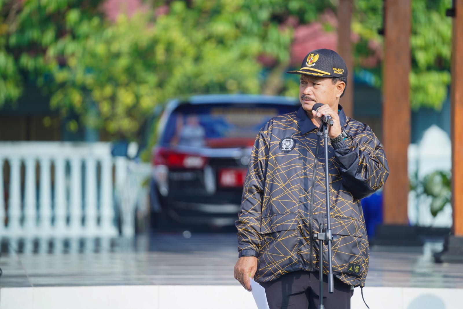 Pimpin Apel Kerja Bakti, Wali Kota Serahkan Penghargaan Bagi Satlinmas Berdedikasi