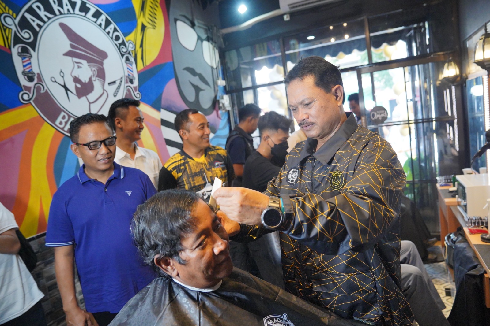 Hadiri Pembukaan Barbershop, Wali Kota Pelaku Usaha Ramaikan Ekonomi Kota