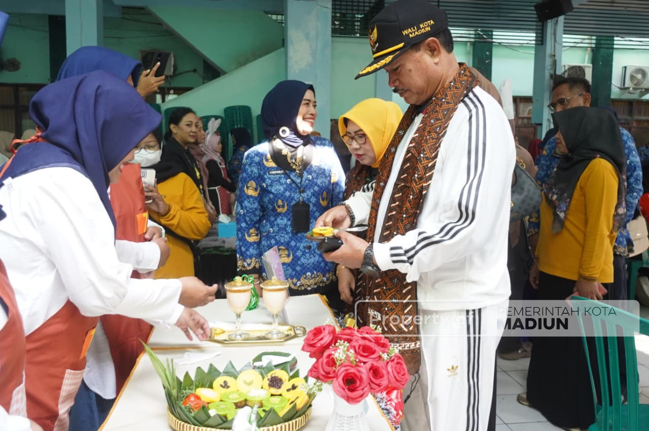 Meriah! Wali Kota Madiun Berangkatkan Pawai HUT ke-79 SMPN 2 Madiun