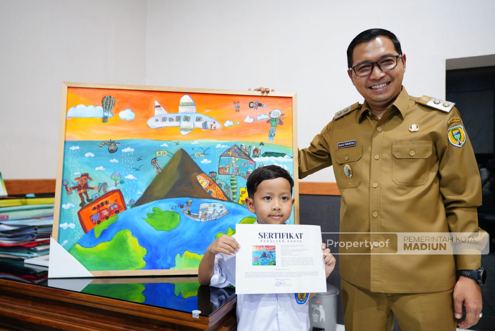 Plt Wali Kota Bersama 10 Pelukis Cilik Pasang Karya Madiun Melukis di Balai Kota