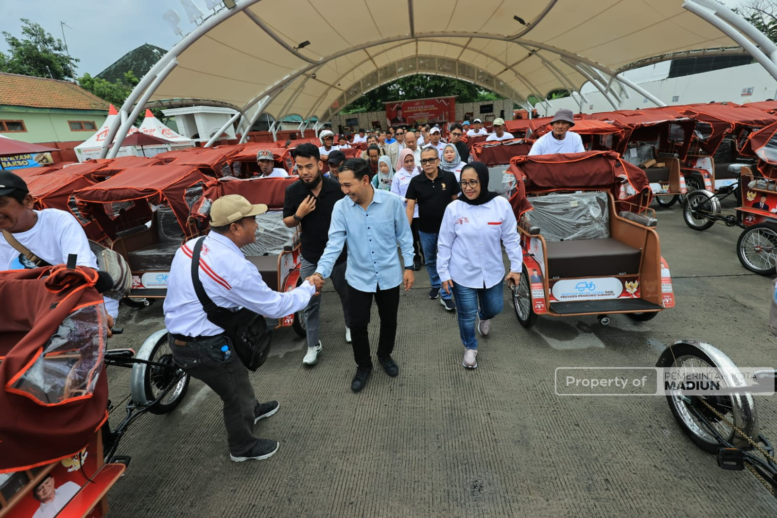 Serahkan Bantuan Becak Listrik Yayasan GSN, Plt Wali Kota Sampaikan Terima Kasih atas Bantuan Presiden