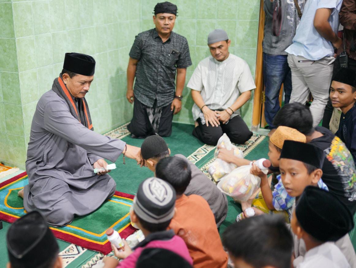 Wali Kota Salat Isya di Musala Al Palang, Juga Bersilaturahmi Hingga Salurkan Bantuan