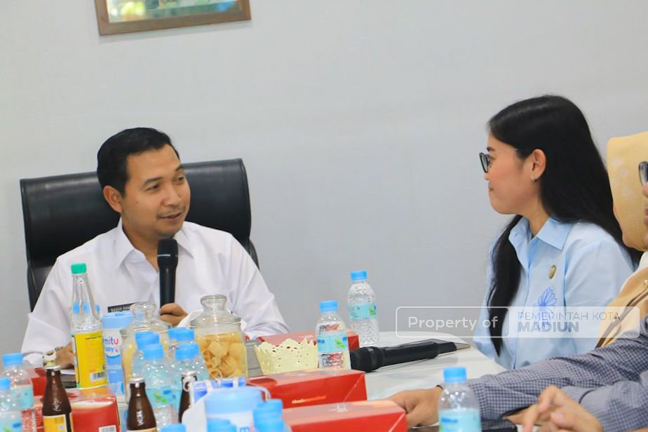Dukung Pengelolaan Sampah Berkelanjutan, OJK Kediri Serahkan Ratusan Bibit Tanaman