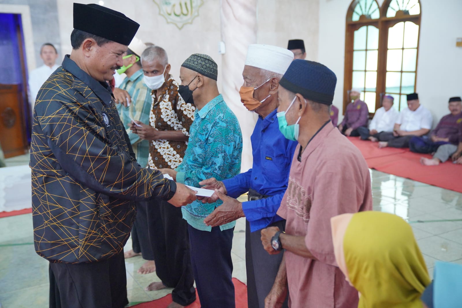 Wali Kota Salurkan Tali Asih hingga Tawarkan Mabour untuk Ibu-Ibu Pengajian