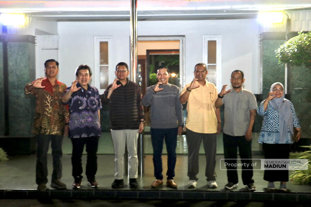 Deputi Pelayanan Publik KemenPAN-RB Kunjungi Kota Pendekar, Cicipi Makanan Khas sebelum ke Balai Kota