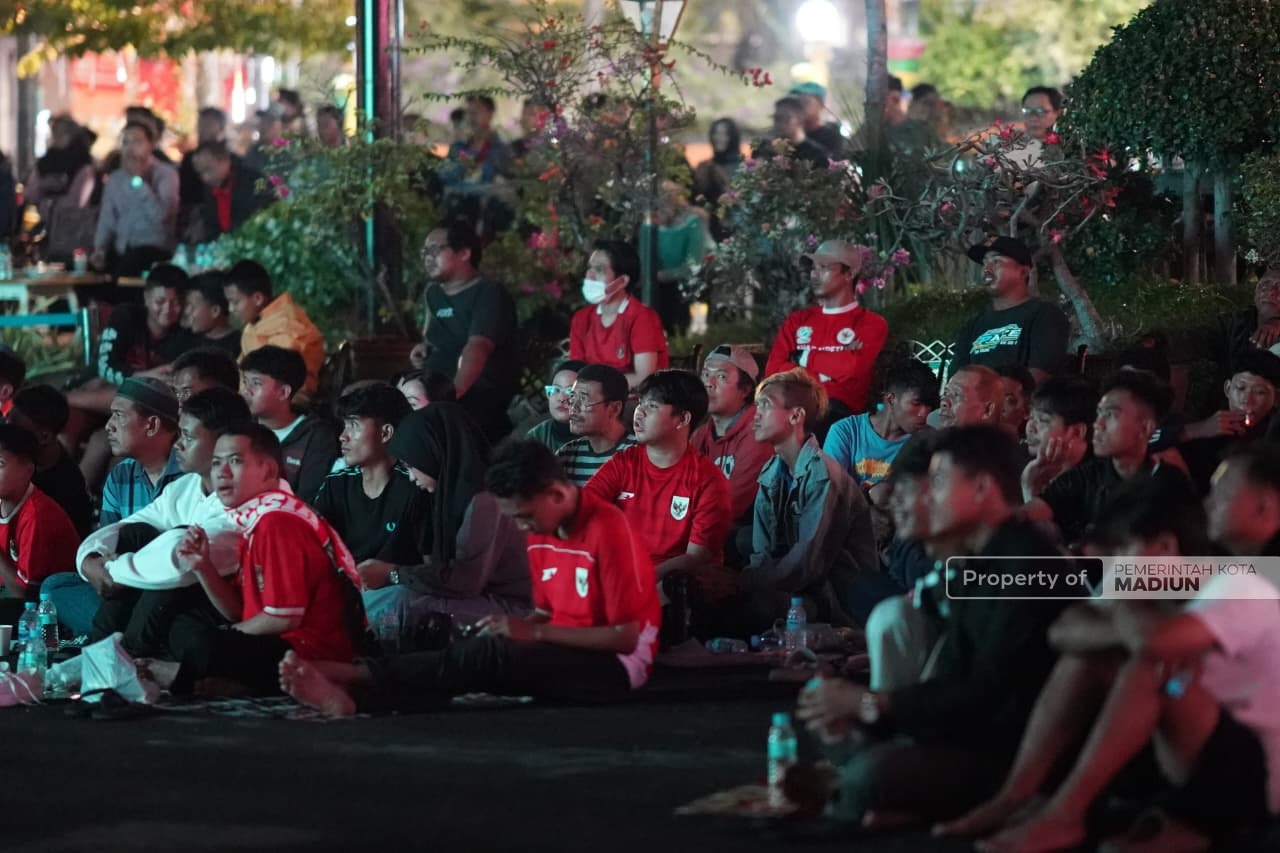 Sempat Diguyur Hujan, Ratusan Warga Tetap Antusias Nobar Final FIFA Series 2026 di Balai Kota Madiun