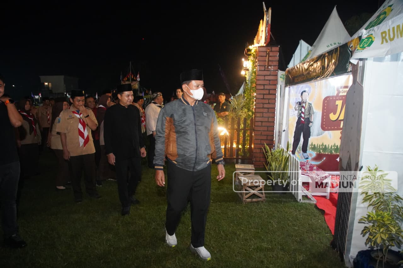 Tandai Dibukanya Jambore Ranting Manguharjo, Wali Kota Madiun Nyalakan Api Unggun