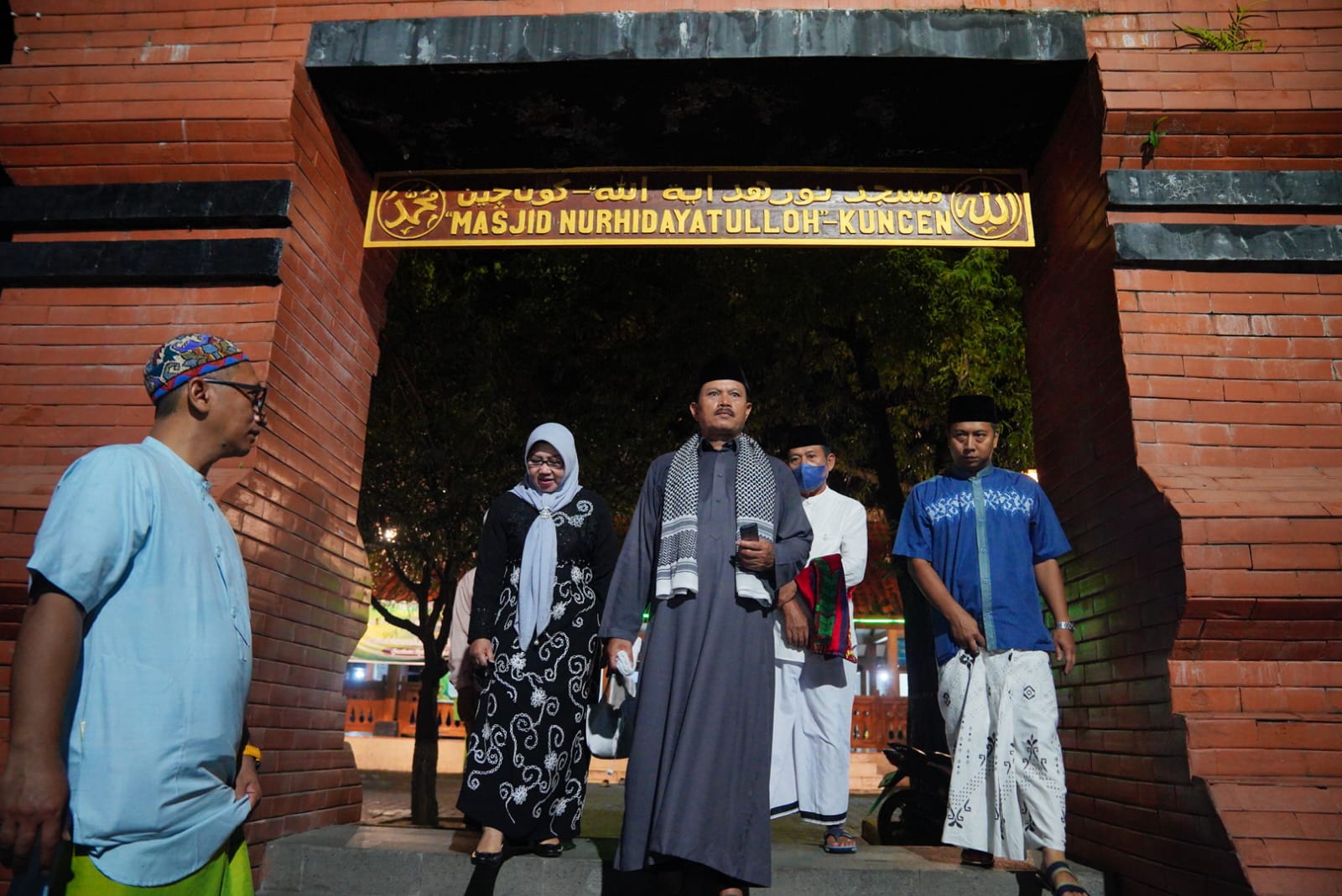 Salat Isya dan Tarawih di Masjid Kuncen, Wali Kota Harapkan Kerukunan Terjaga