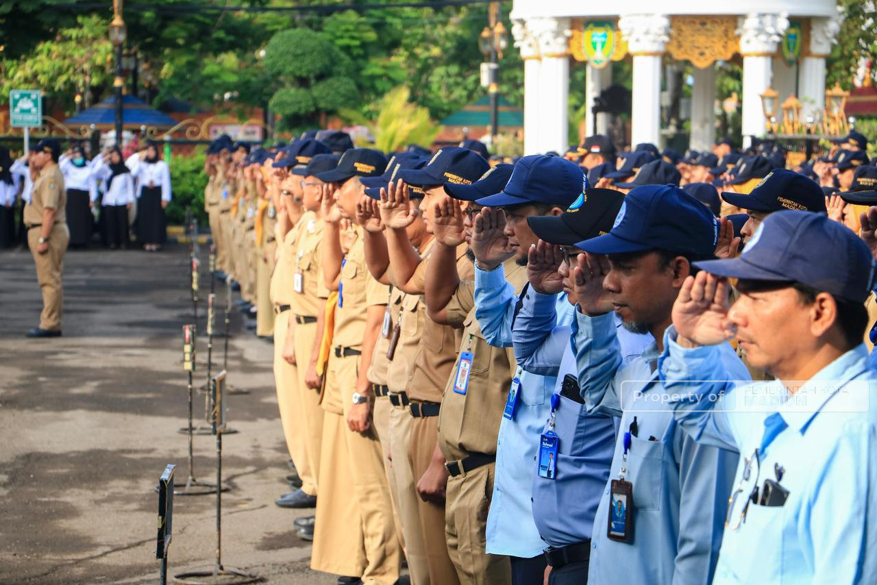Apel Pejabat dan Penyerahan SK PNS, Plt Wali Kota Madiun Berikan Beragam Arahan untuk Optimalkan Kinerja