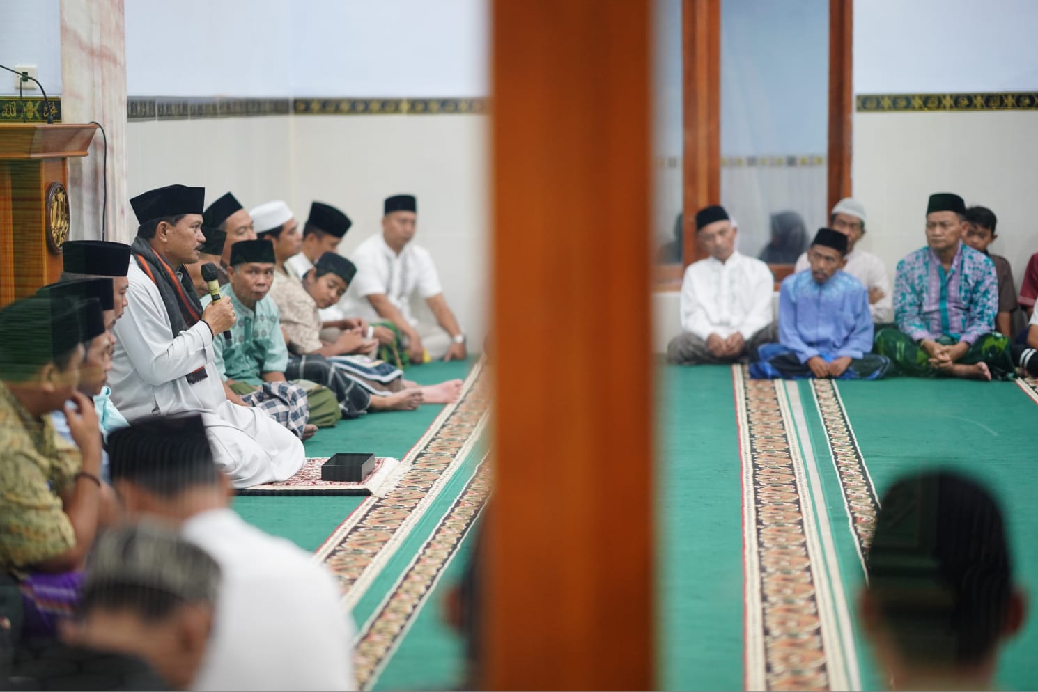 Shalat Isya Dan Tarawih Di Masjid Al Amin, Wali Kota Serahkan Bantuan Untuk Anak Yatim