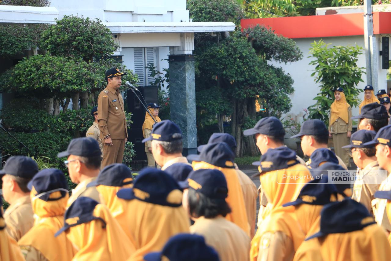 Apel Pejabat dan Penyerahan SK PNS, Plt Wali Kota Madiun Berikan Beragam Arahan untuk Optimalkan Kinerja