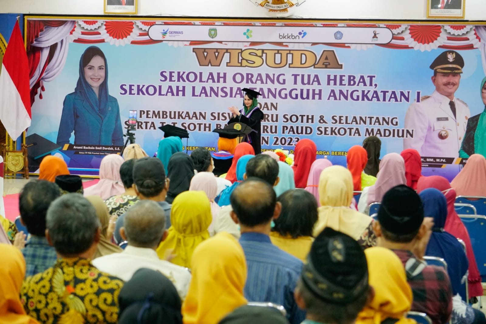 Selesaikan Pendidikan SOTH dan Selantang, Emak-Emak dan Lansia Laksanakan Wisuda