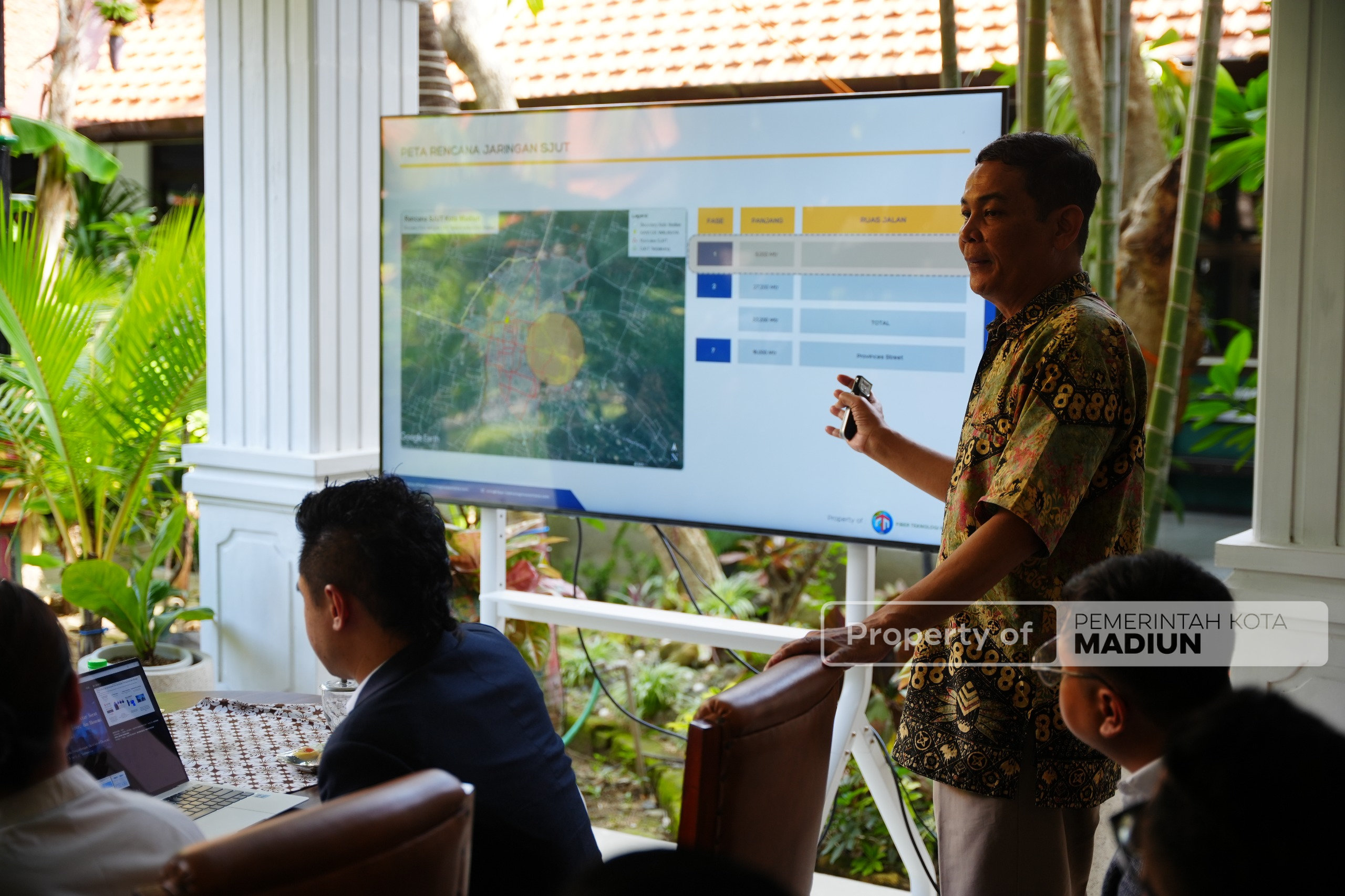 Terima Dua Audiensi, Wali Kota Bahas Kelanjutan Penataan Kabel Jalur Bawah dan Madiun Berkilau di Pergantian Tahun Nanti