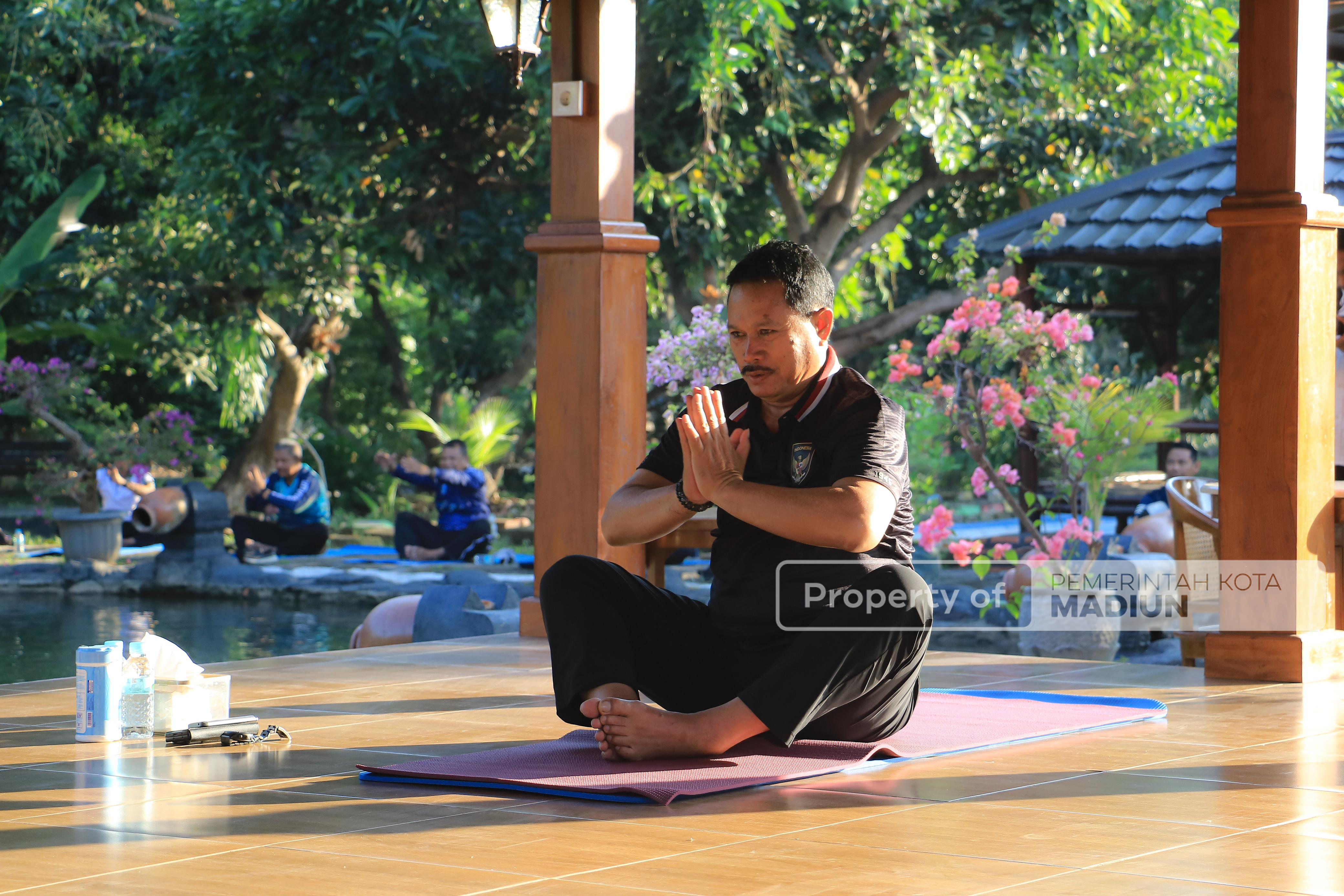 Wujudkan Aparatur Sehat dan Bugar Melalui Yoga