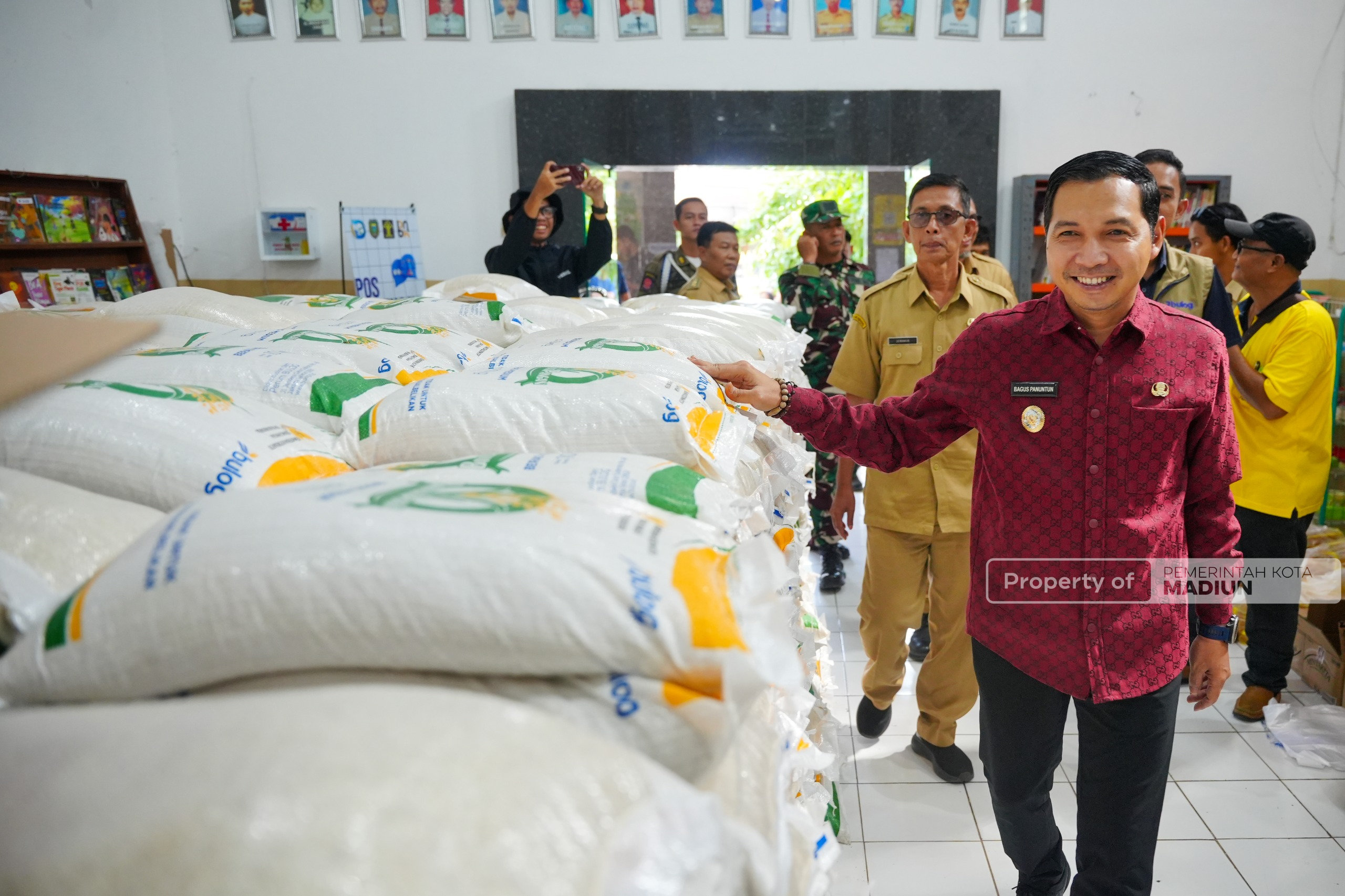 Kembali Serahkan Bantuan Pangan, Plt Wali Kota Madiun Pastikan Kebutuhan Pokok Warga Aman Jelang Idulfitri