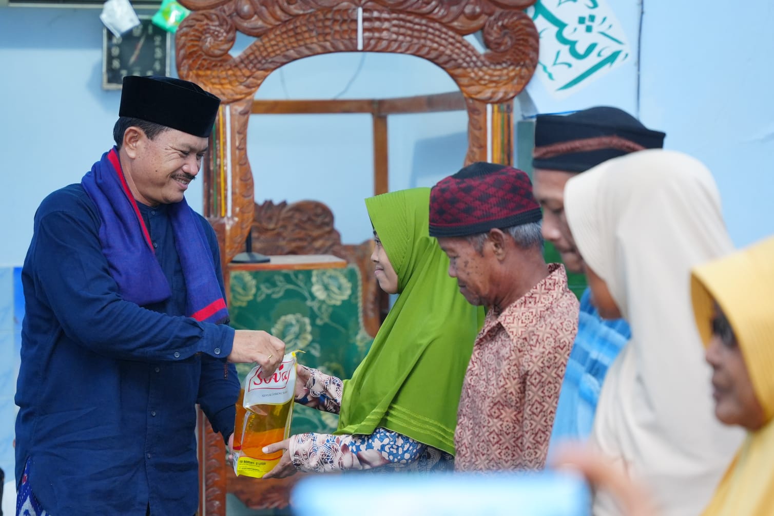 Gelar Salat Isya di Masjid Baddal’ul Muttaqin, Wali Kota Sosialisasi Sekaligus Salurkan Bantuan ke Warga