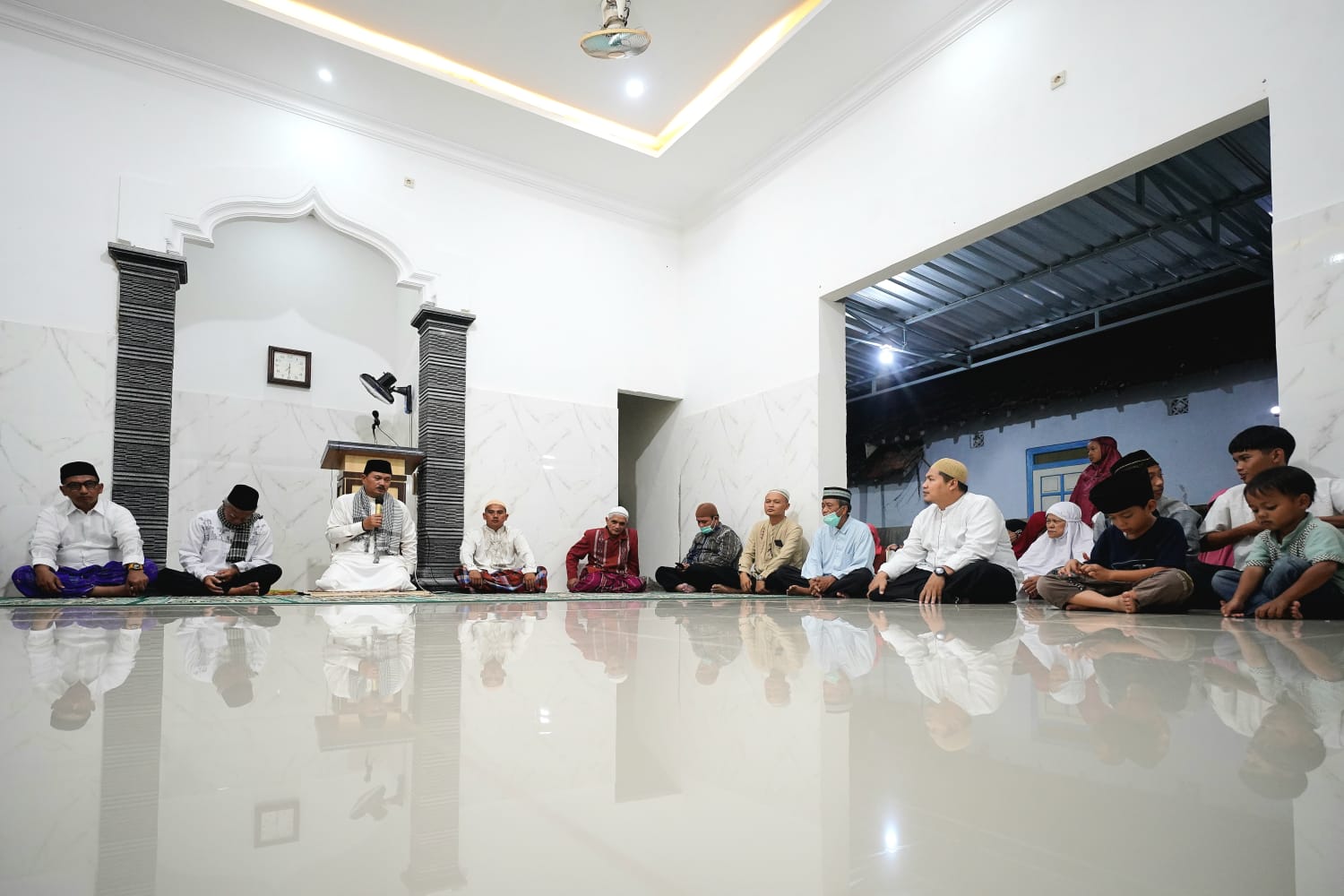 Salat Isya di Musala Baiturahim, Wali Kota Salurkan Bantuan Pembangunan Rp 50 Juta