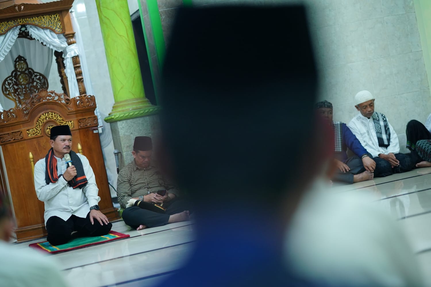 Salat Isya di Masjid Al Mujahidin Manisrejo, Wali Kota Terima Berbagai Usulan dari Warga