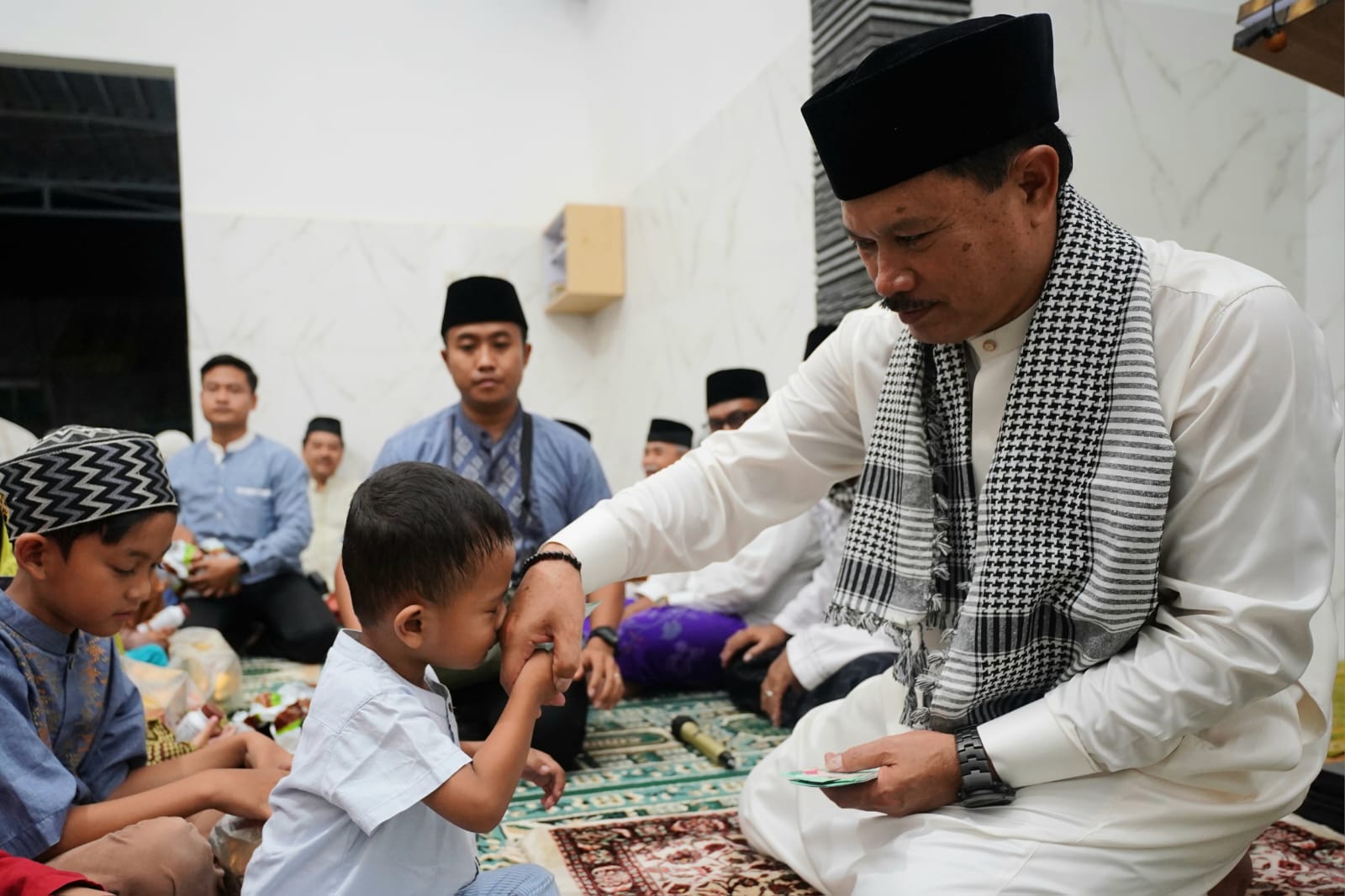 Salat Isya di Musala Baiturahim, Wali Kota Salurkan Bantuan Pembangunan Rp 50 Juta