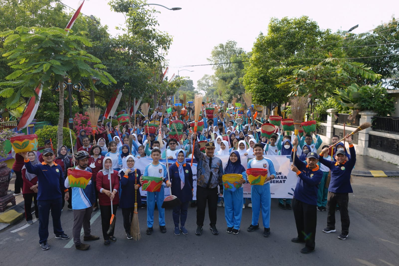 Budayakan Cinta Lingkungan, Wali Kota Madiun Maidi Ajak Siswa Bersihkan Lingkungan Sekolah