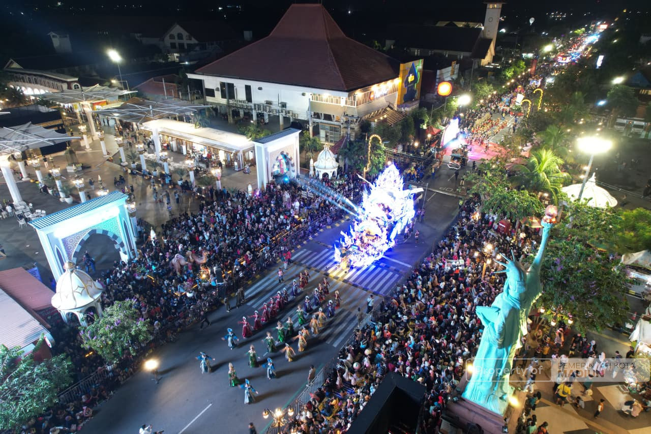 Ribuan Masyarakat Tumplek Blek, Madiun Spektra Carnival Gemerlapkan Malam Kota Pendekar, Wali Kota Sampaikan Apresiasi dan Terima Kasih