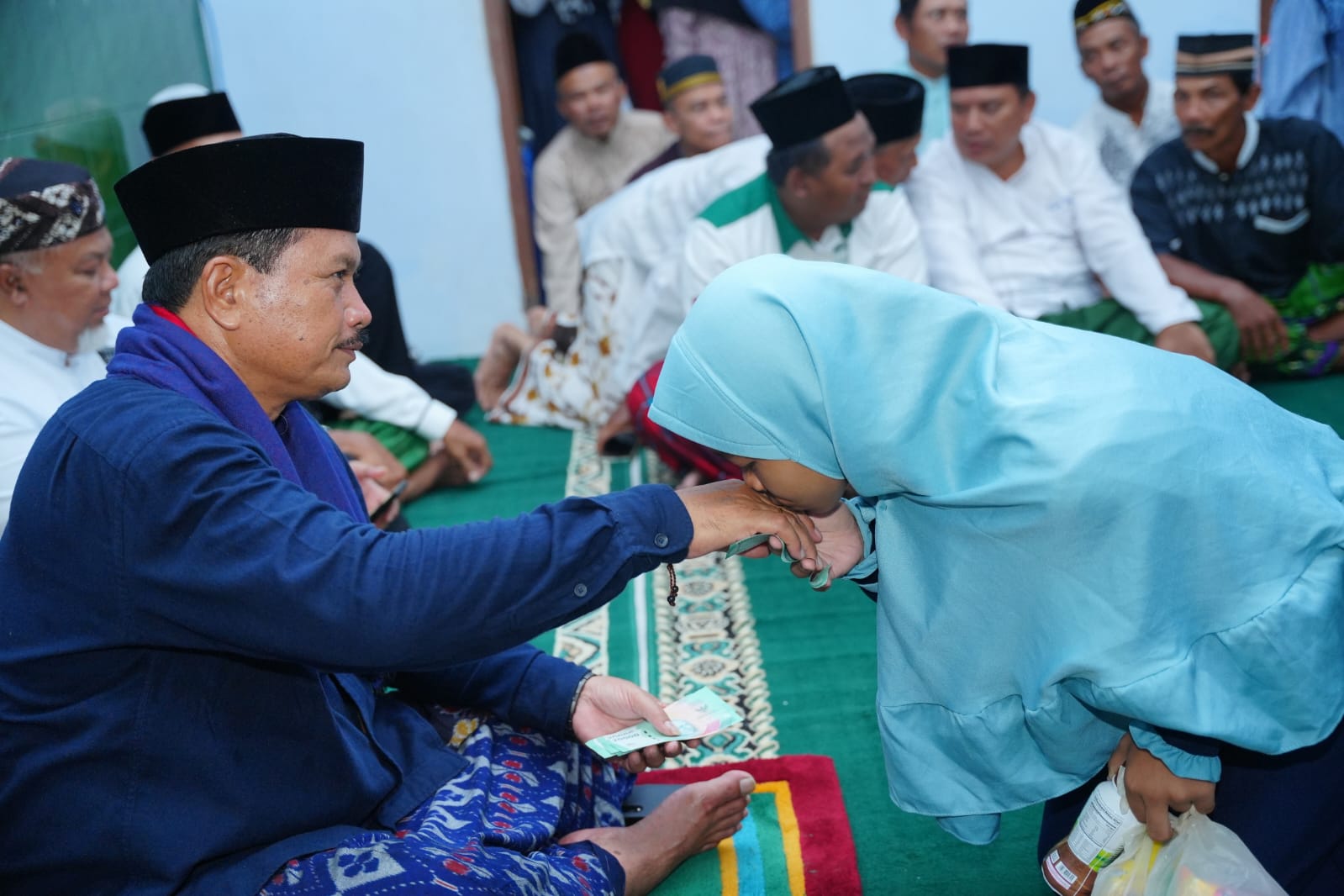 Gelar Salat Isya di Masjid Baddal’ul Muttaqin, Wali Kota Sosialisasi Sekaligus Salurkan Bantuan ke Warga
