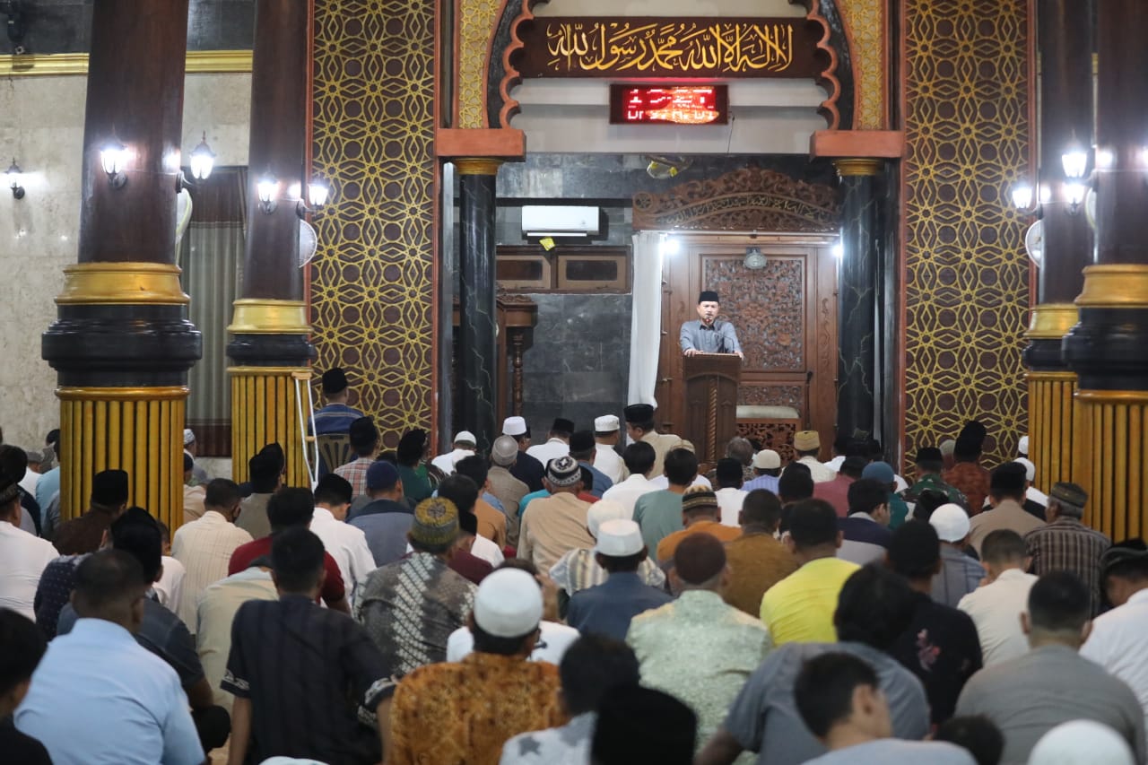 Ikuti Salat Tarawih Perdana, Wali Kota Ajak Umat Muslim Tingkatkan Ibadah