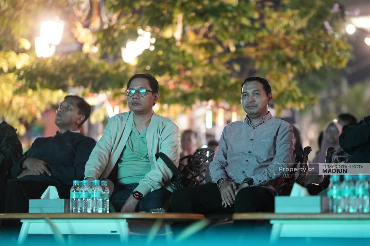 Sempat Diguyur Hujan, Ratusan Warga Tetap Antusias Nobar Final FIFA Series 2026 di Balai Kota Madiun
