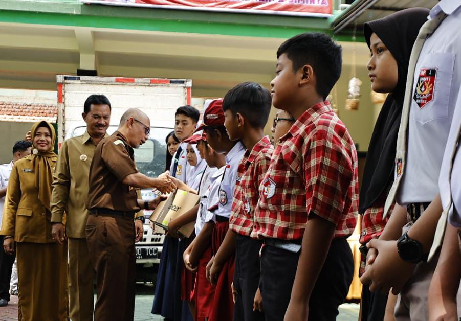 Laptop Gratis Dibagikan Kepada Siswa, Wali Kota Harap Peningkatan SDM Berkualitas Di Kota Pendekar