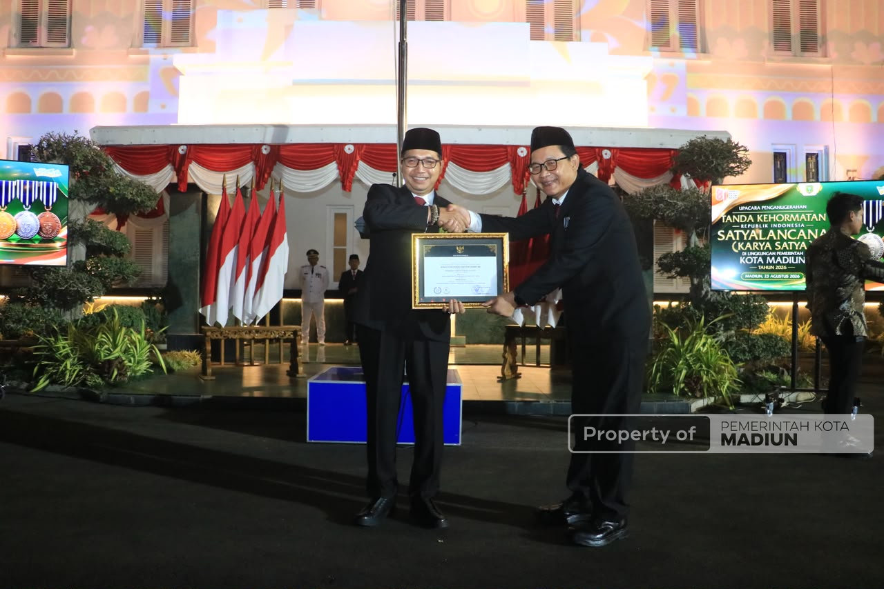 Plt Wali Kota Madiun Serahkan Tanda Kehormatan Satyalancana, Dorong ASN Jadi Jangkar Pemerintahan dan Konsisten Berikan Pelayanan Terbaik