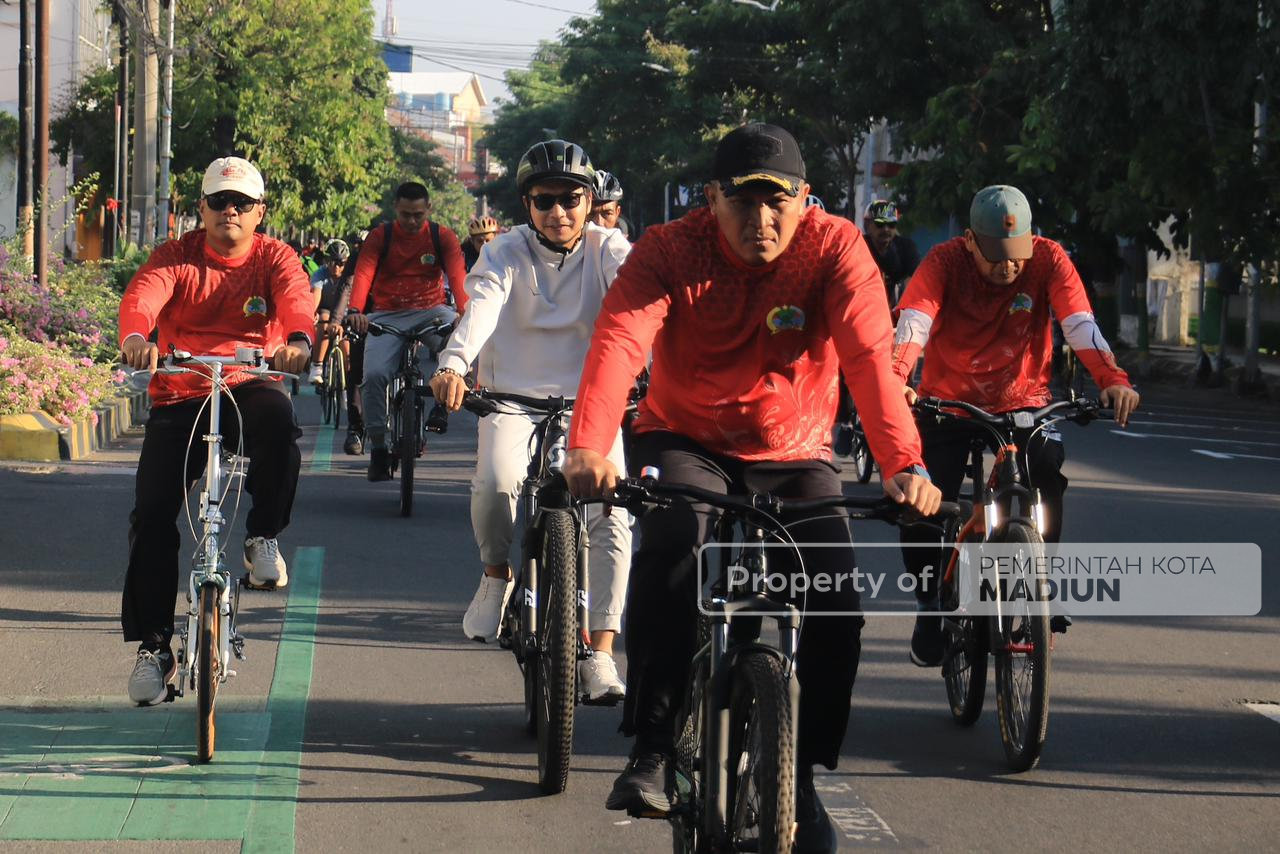Tutup Rangkaian Perayaan HUT ke-80 TNI, Korem 081/Dhirotsaha Jaya Gelar Fun Bike dan Senam Bersama