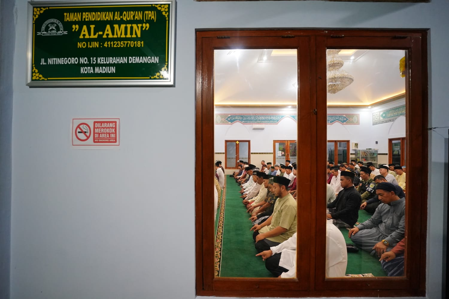 Shalat Isya Dan Tarawih Di Masjid Al Amin, Wali Kota Serahkan Bantuan Untuk Anak Yatim