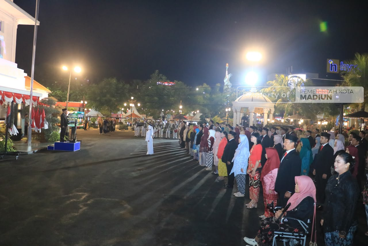 Plt Wali Kota Madiun Serahkan Tanda Kehormatan Satyalancana, Dorong ASN Jadi Jangkar Pemerintahan dan Konsisten Berikan Pelayanan Terbaik