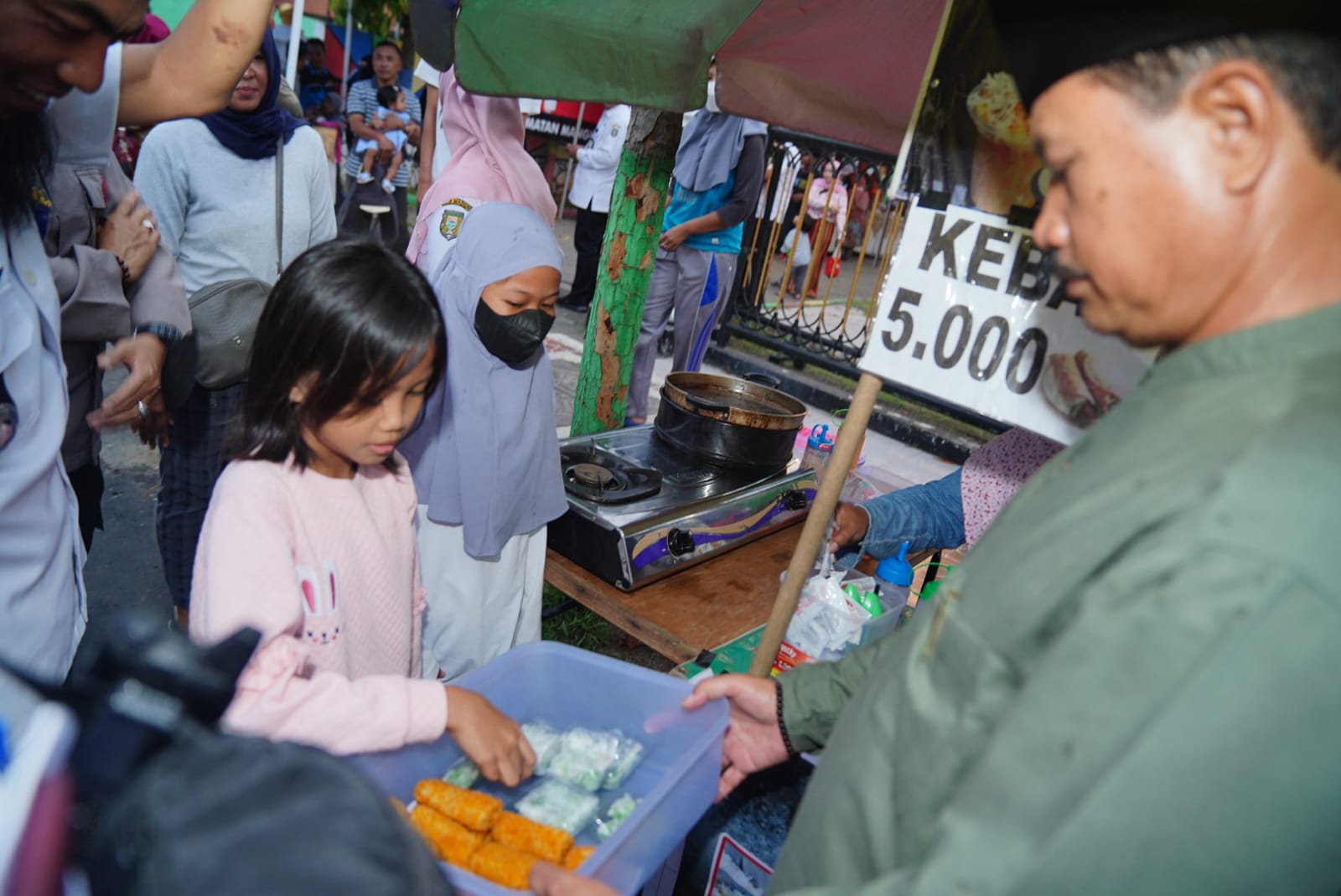 Buka Bazar UMKM Di Manguharjo, Wali Kota Ajak Pengusaha Siap Sambut Pemudik