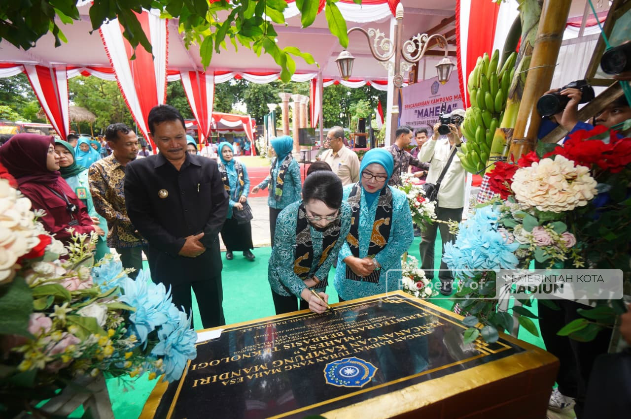 Hadiri Pencanangan Kampung Mandiri Mahesa Terintegrasi Berbasis Teknologi, Arumi: Perubahan dan Peningkatan Luar Biasa!