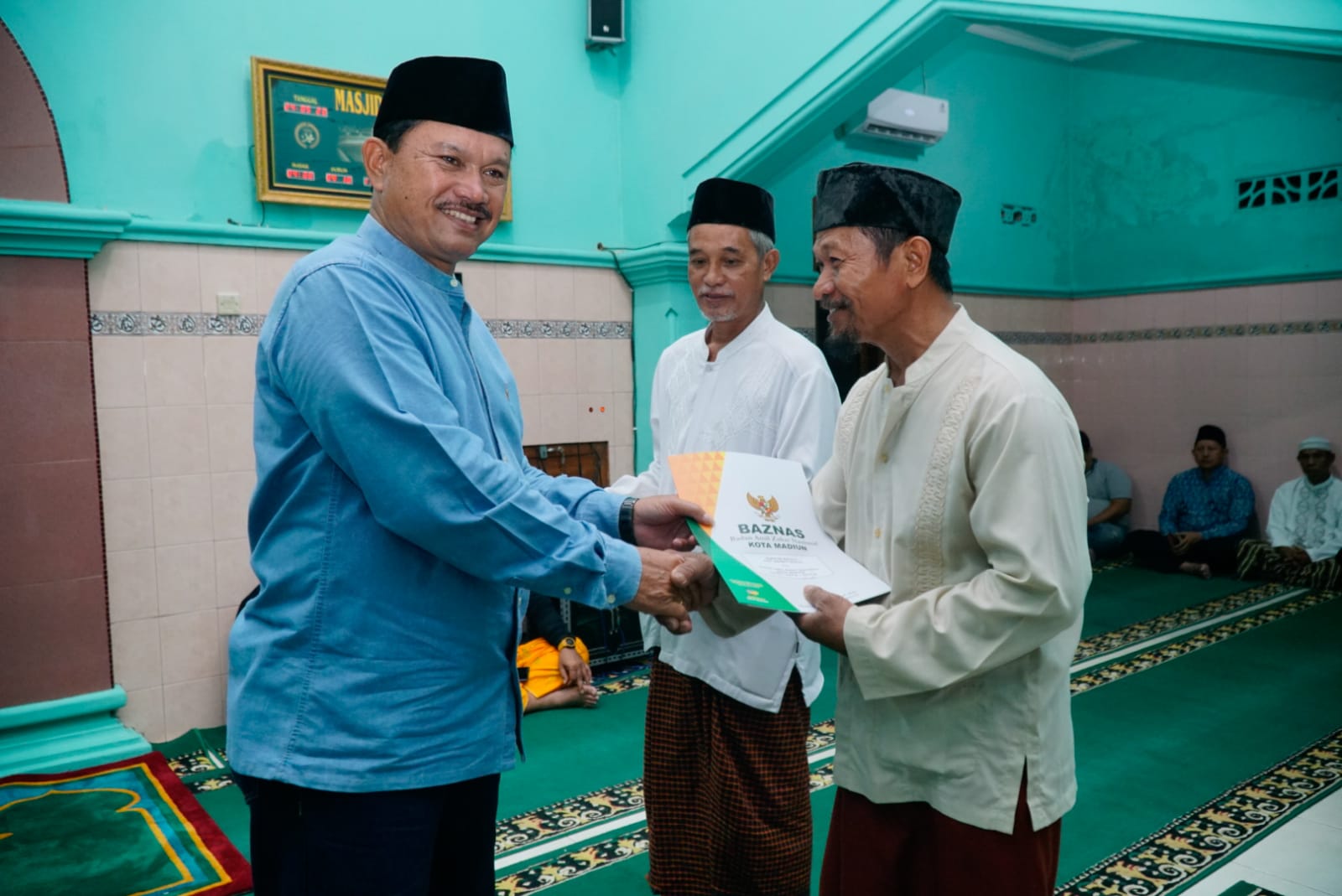Shalat Isya Berjamaah Di Masjid Al Falah, Wali Kota Ajak Masyarakat Jaga Kerukunan