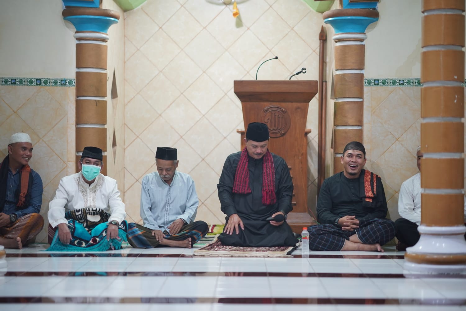 Salat Isya di Masjid Baiturohman Kelurahan Rejomulyo, Jamaah Minta Bantuan Rp 10 Juta, Wali Kota Kasih Rp 15 Juta