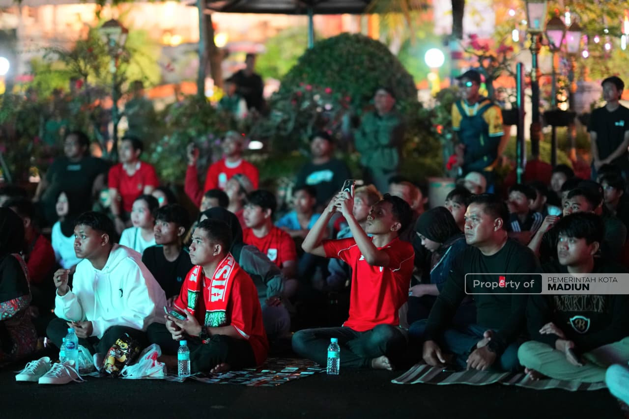 Sempat Diguyur Hujan, Ratusan Warga Tetap Antusias Nobar Final FIFA Series 2026 di Balai Kota Madiun