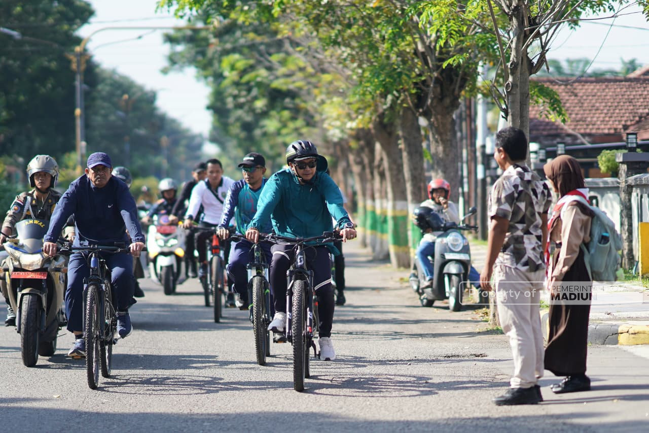 Tinjau Kawasan Perbatasan, Plt Wali Kota Madiun Tekankan Kualitas Infrastruktur Penunjang Ekonomi saat Gowes Pagi