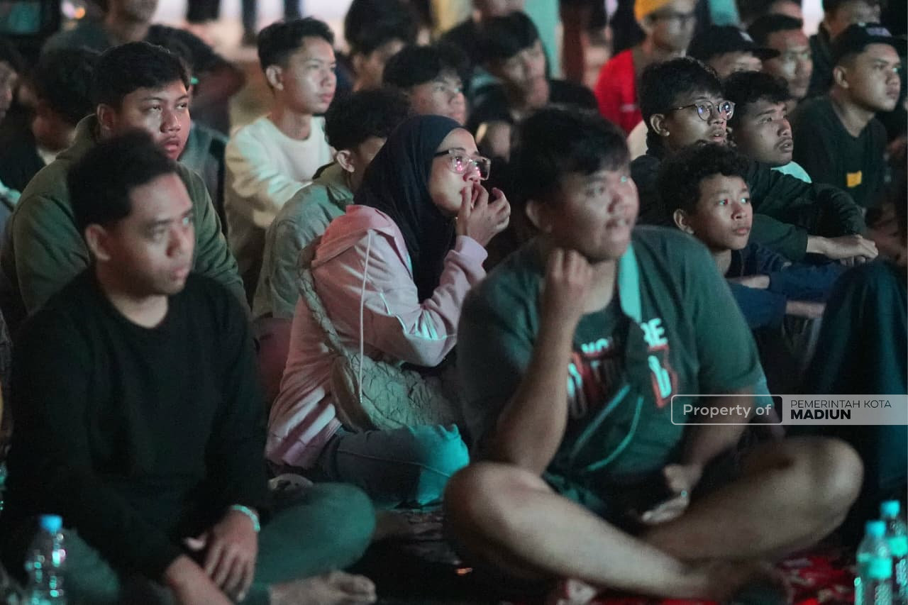 Sempat Diguyur Hujan, Ratusan Warga Tetap Antusias Nobar Final FIFA Series 2026 di Balai Kota Madiun