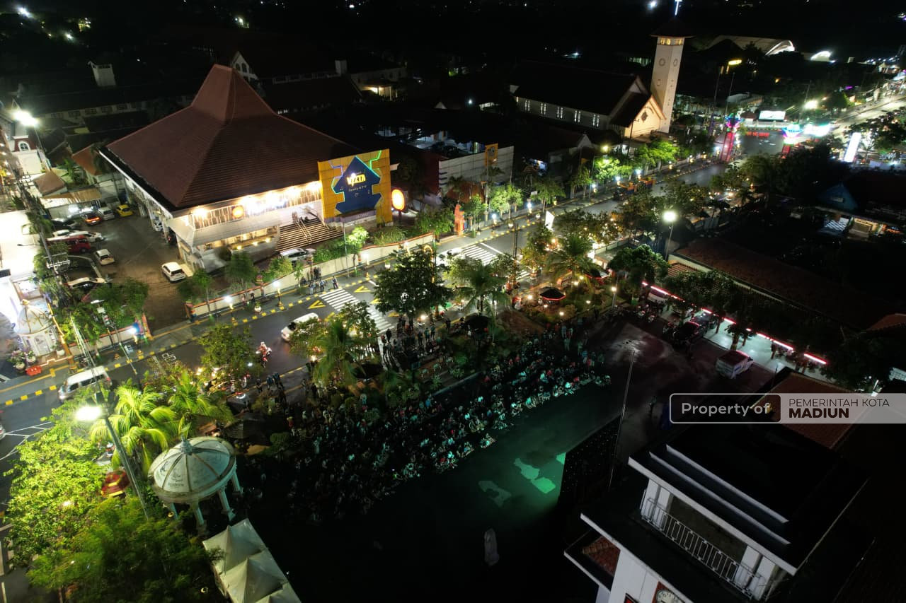 Sempat Diguyur Hujan, Ratusan Warga Tetap Antusias Nobar Final FIFA Series 2026 di Balai Kota Madiun