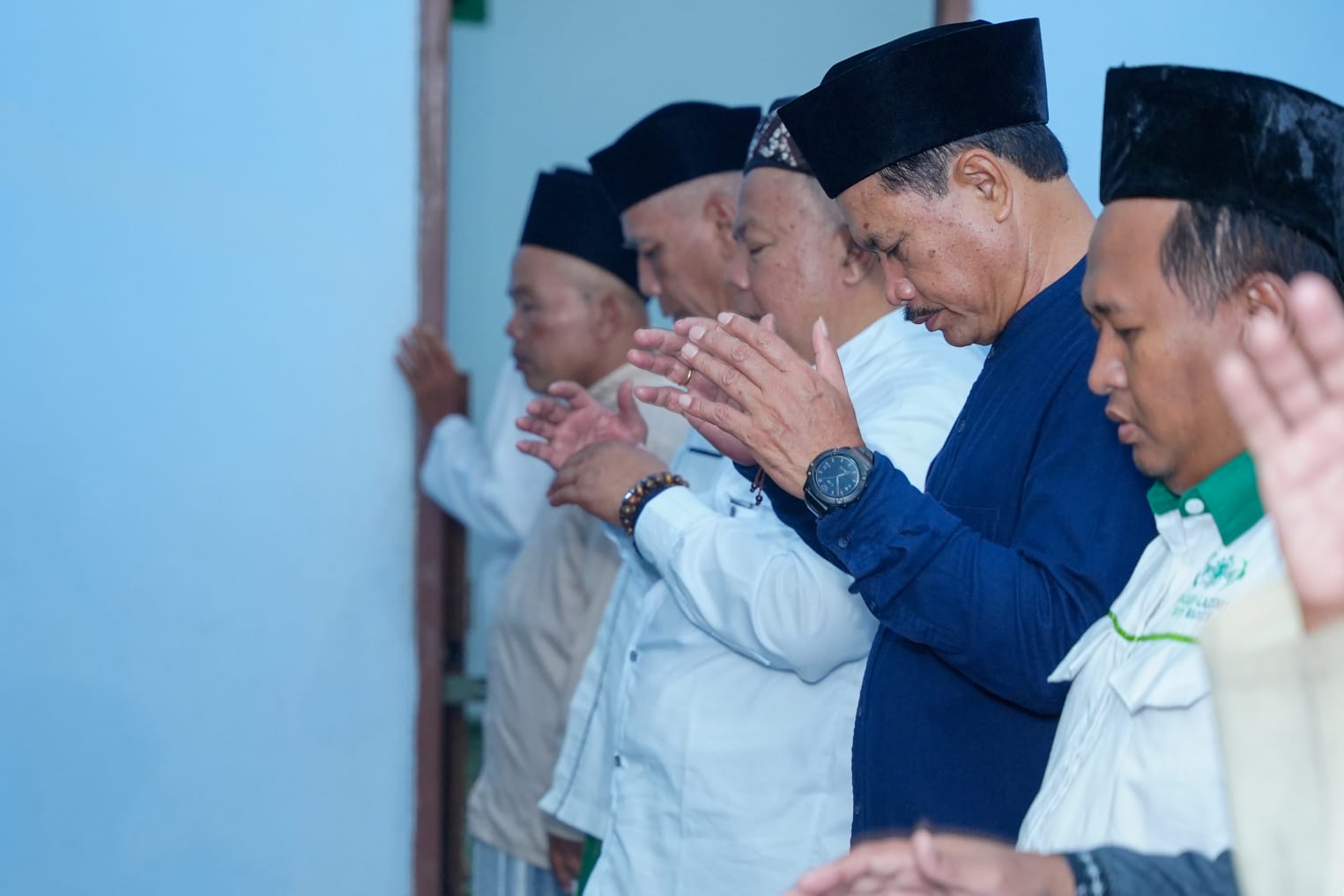 Gelar Salat Isya di Masjid Baddal’ul Muttaqin, Wali Kota Sosialisasi Sekaligus Salurkan Bantuan ke Warga