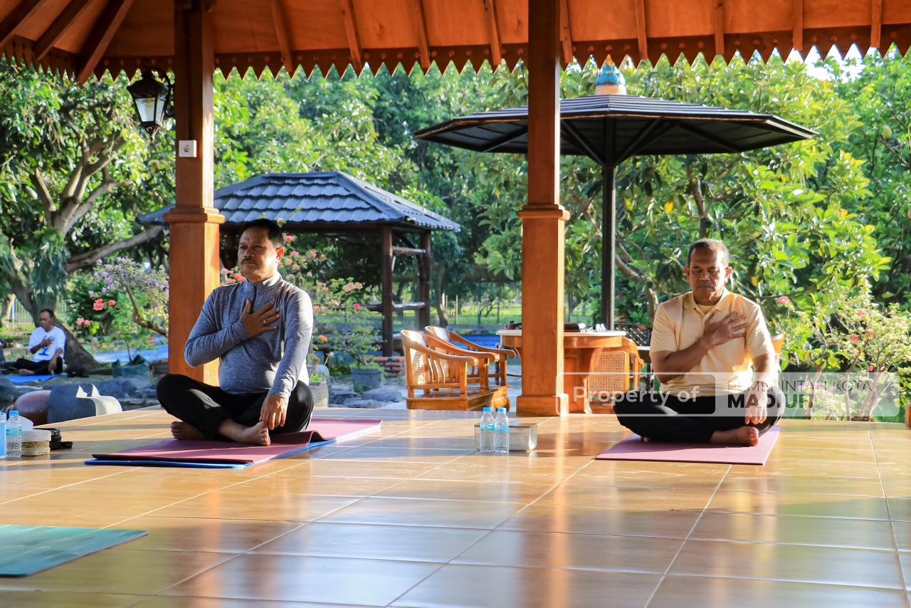 Di Tengah Padat Agenda, Wali Kota Madiun Tetap Jaga Kesehatan Lewat Yoga Pagi