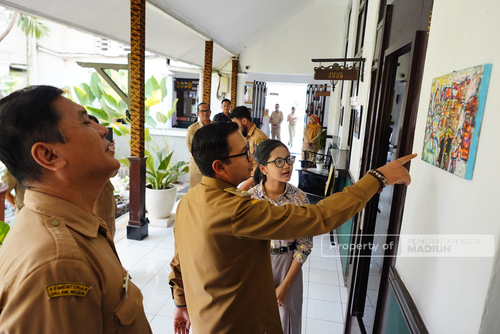 Plt Wali Kota Bersama 10 Pelukis Cilik Pasang Karya Madiun Melukis di Balai Kota