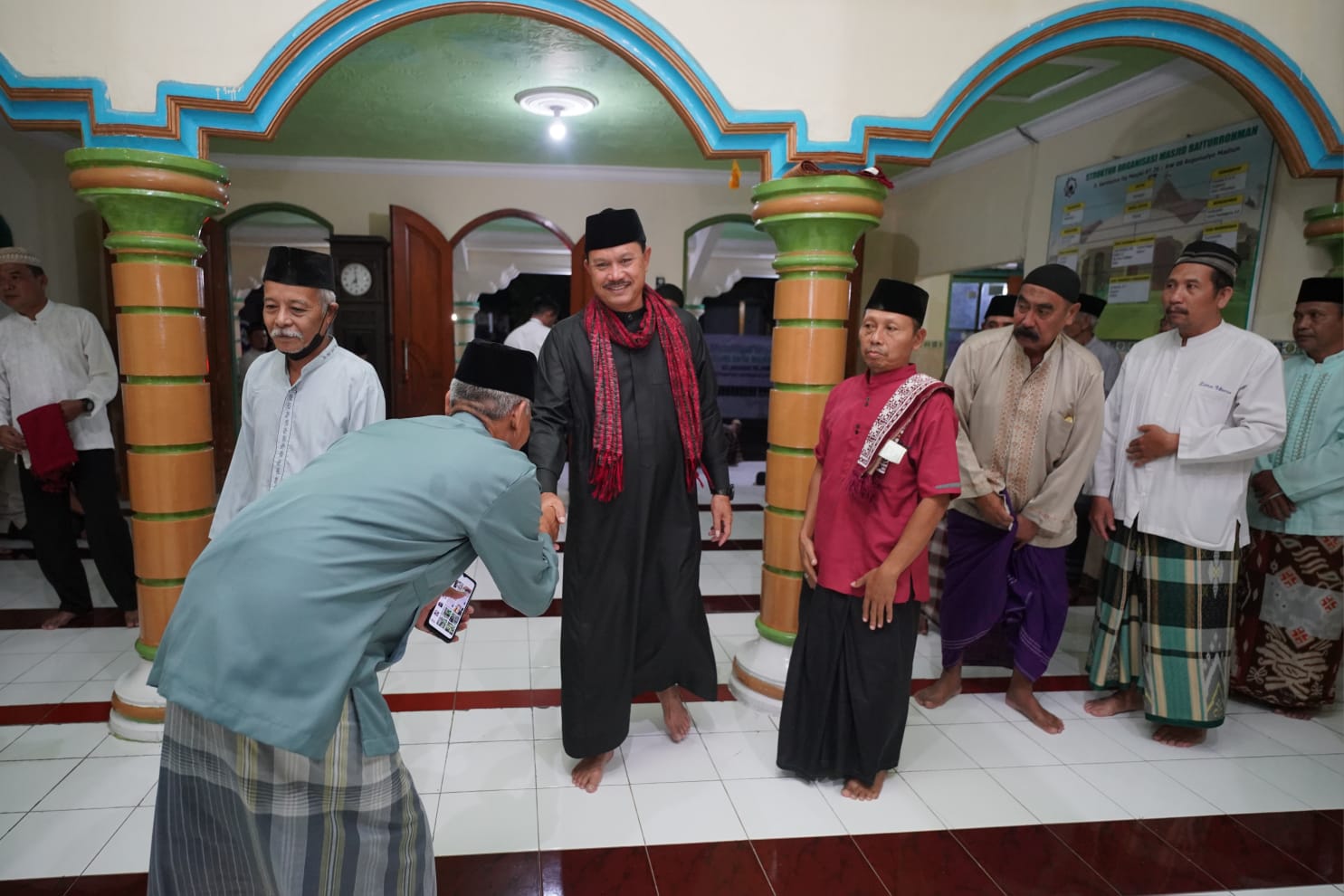 Salat Isya di Masjid Baiturohman Kelurahan Rejomulyo, Jamaah Minta Bantuan Rp 10 Juta, Wali Kota Kasih Rp 15 Juta