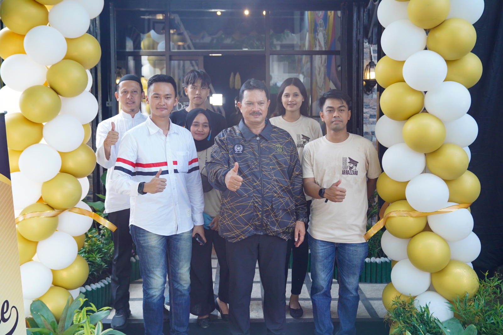 Hadiri Pembukaan Barbershop, Wali Kota Pelaku Usaha Ramaikan Ekonomi Kota