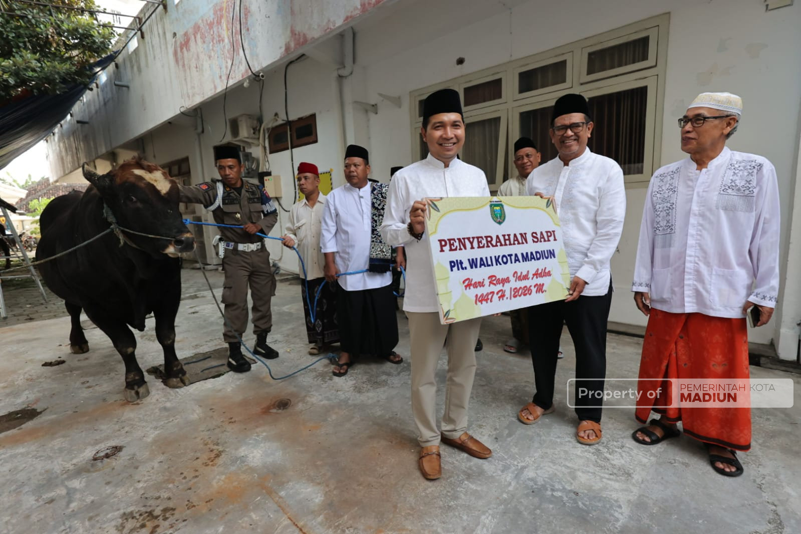 Salat Iduladha di Masjid Baitul Hakim, Plt Wali Kota Madiun Ajak Perkuat Gotong Royong dan Kebersamaan