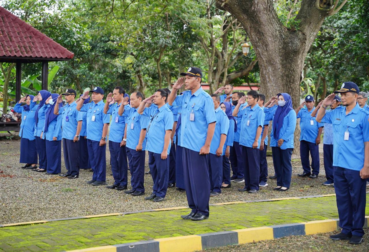 Serahkan SK Pensiun Kepada Pegawai PDAM, Wali Kota Pesan Pensiunan Tetap Produktif