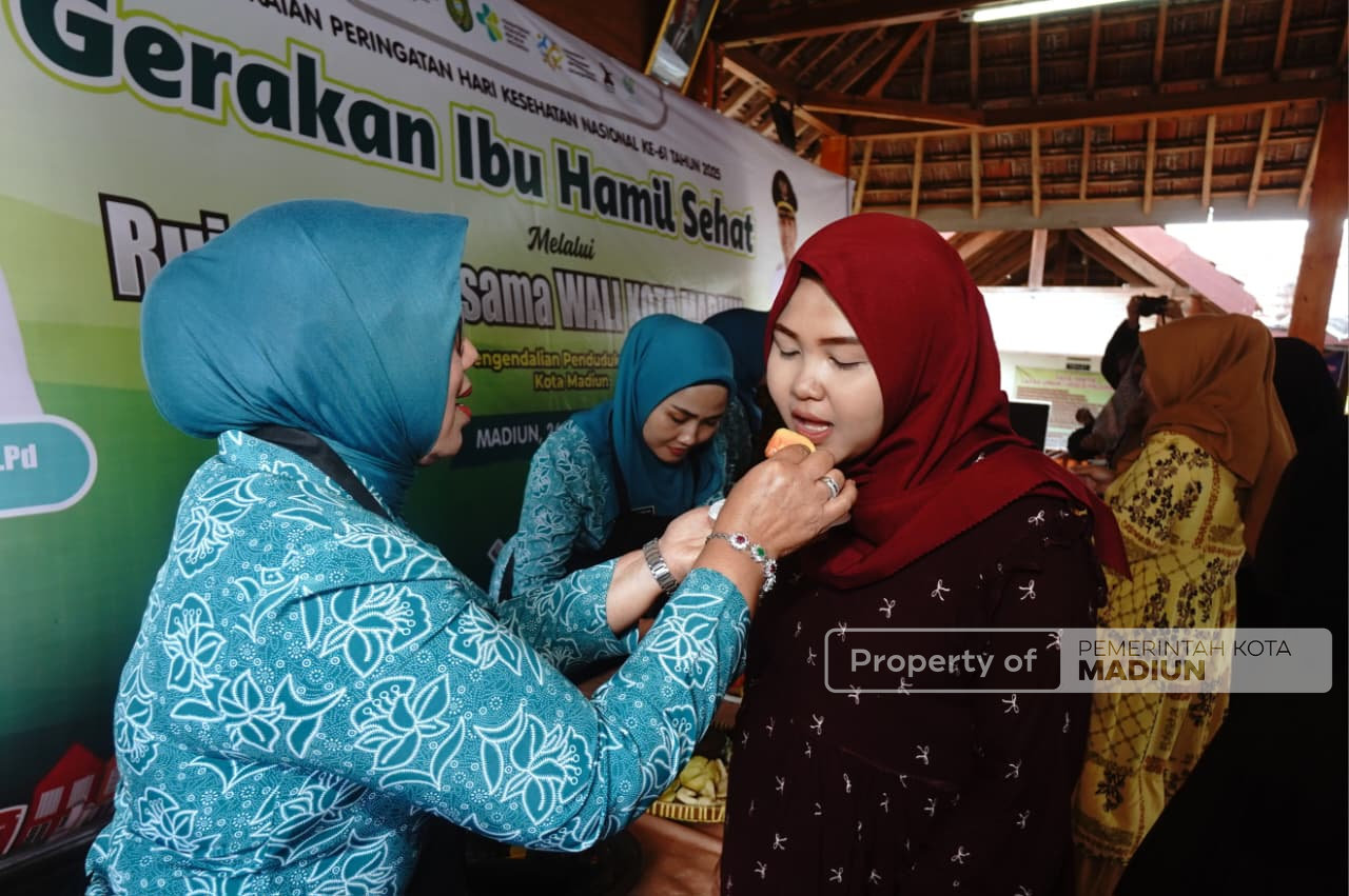 Tekan Angka Stunting dalam Peringatan HKN ke-61, Pemkot Madiun Ajak Ibu Hamil Rujakan
